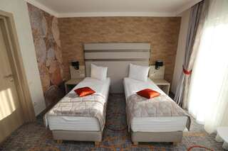 Отель Hotel Baril Хацег Улучшенный двухместный номер Делюкс с 1 кроватью или 2 отдельными кроватями-3